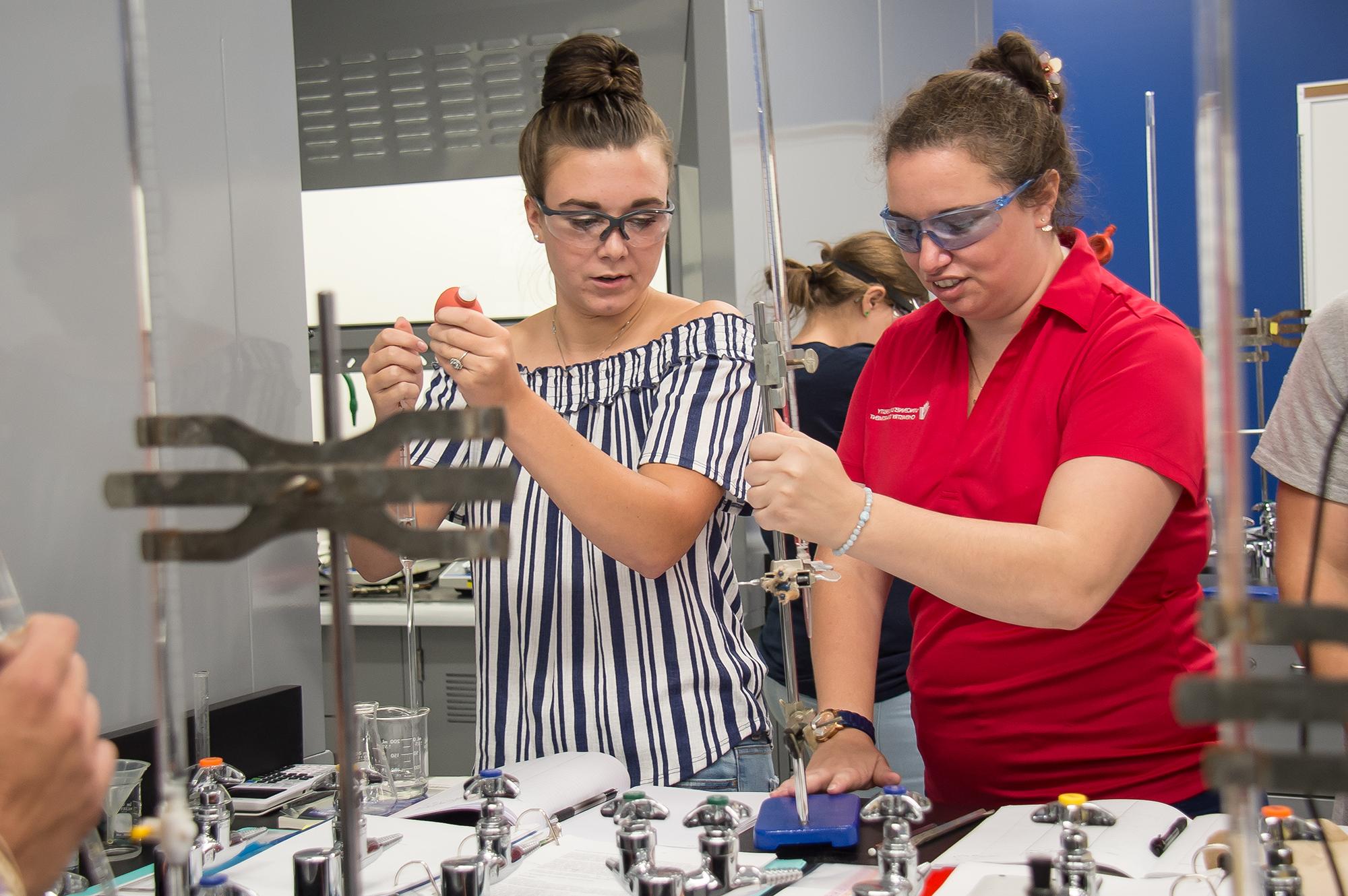 VinU students working in the food chem lab.